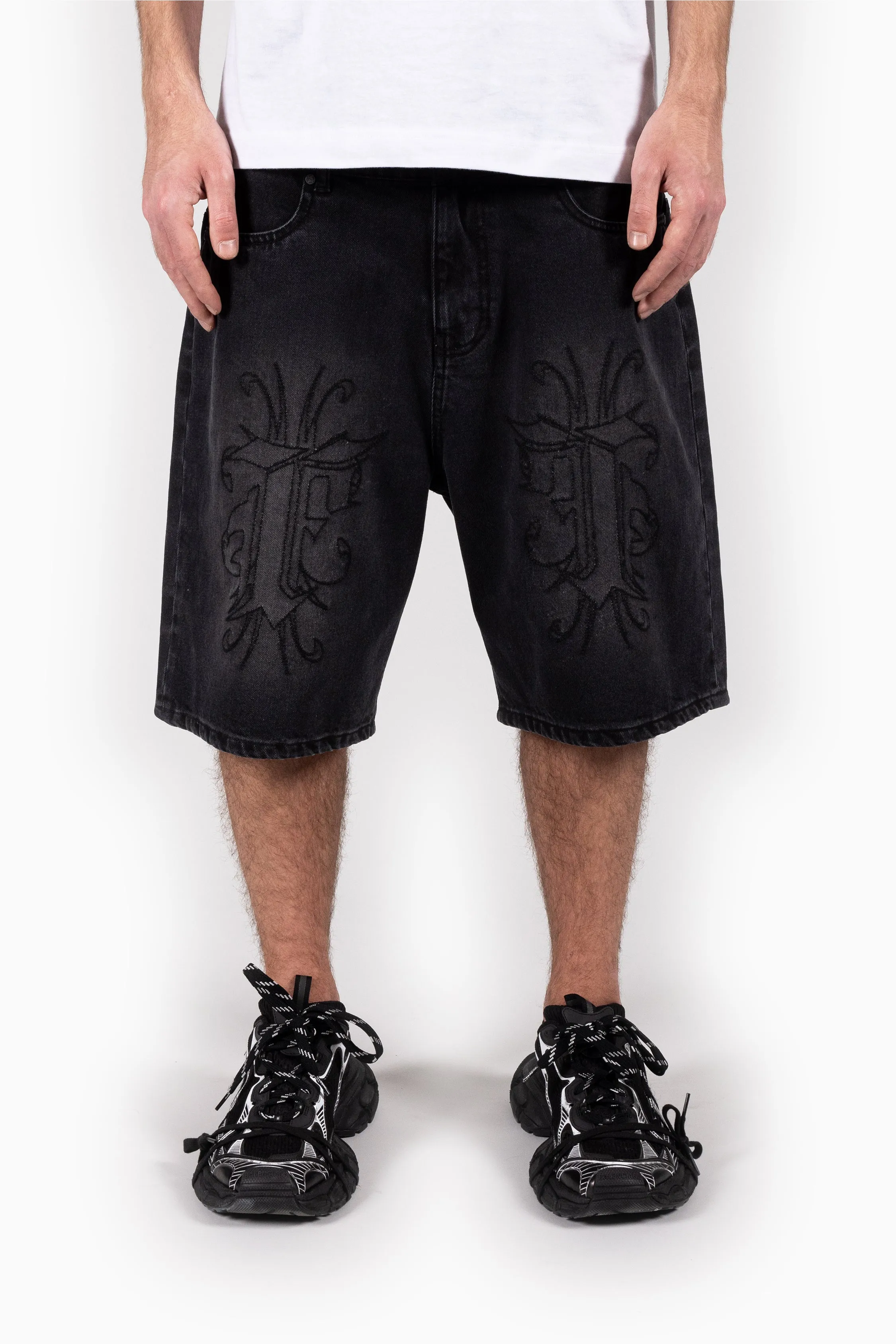 KNEE EMBROIDERY BLACK WASHED DENIM SHORTS